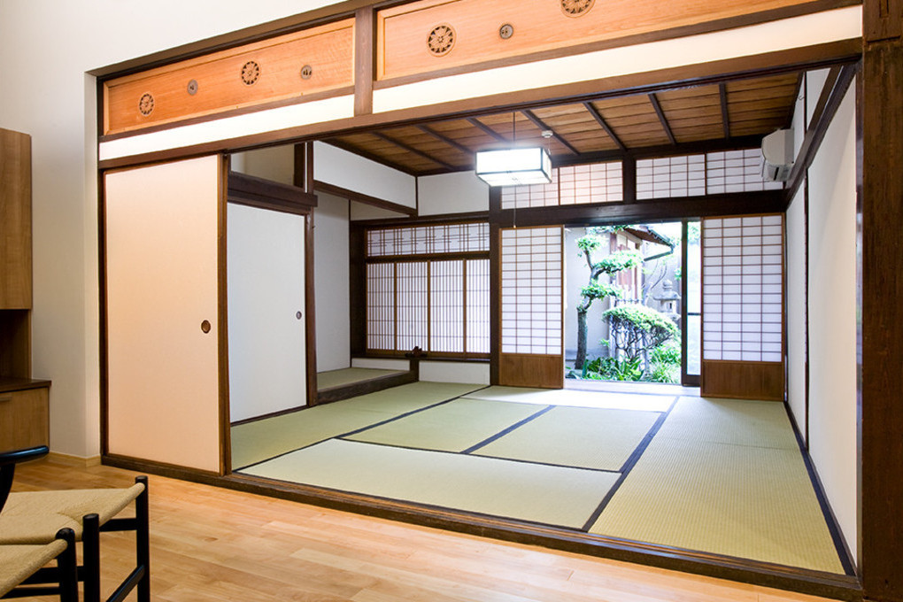 100年間、どっしりと佇む古民家。そこに新たな生命を吹き込む。
