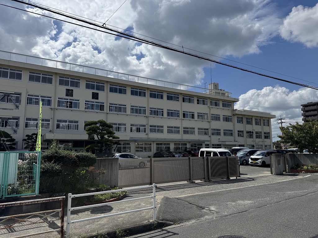 幡多小学校<br />
徒歩20分（約1,600m）