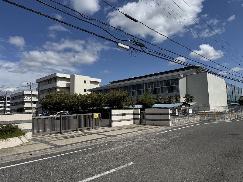 竜操中学校<br />
徒歩16分(約1,300ｍ)