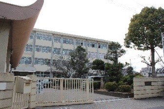 桜町中学校<br />
徒歩6分(約450ｍ)