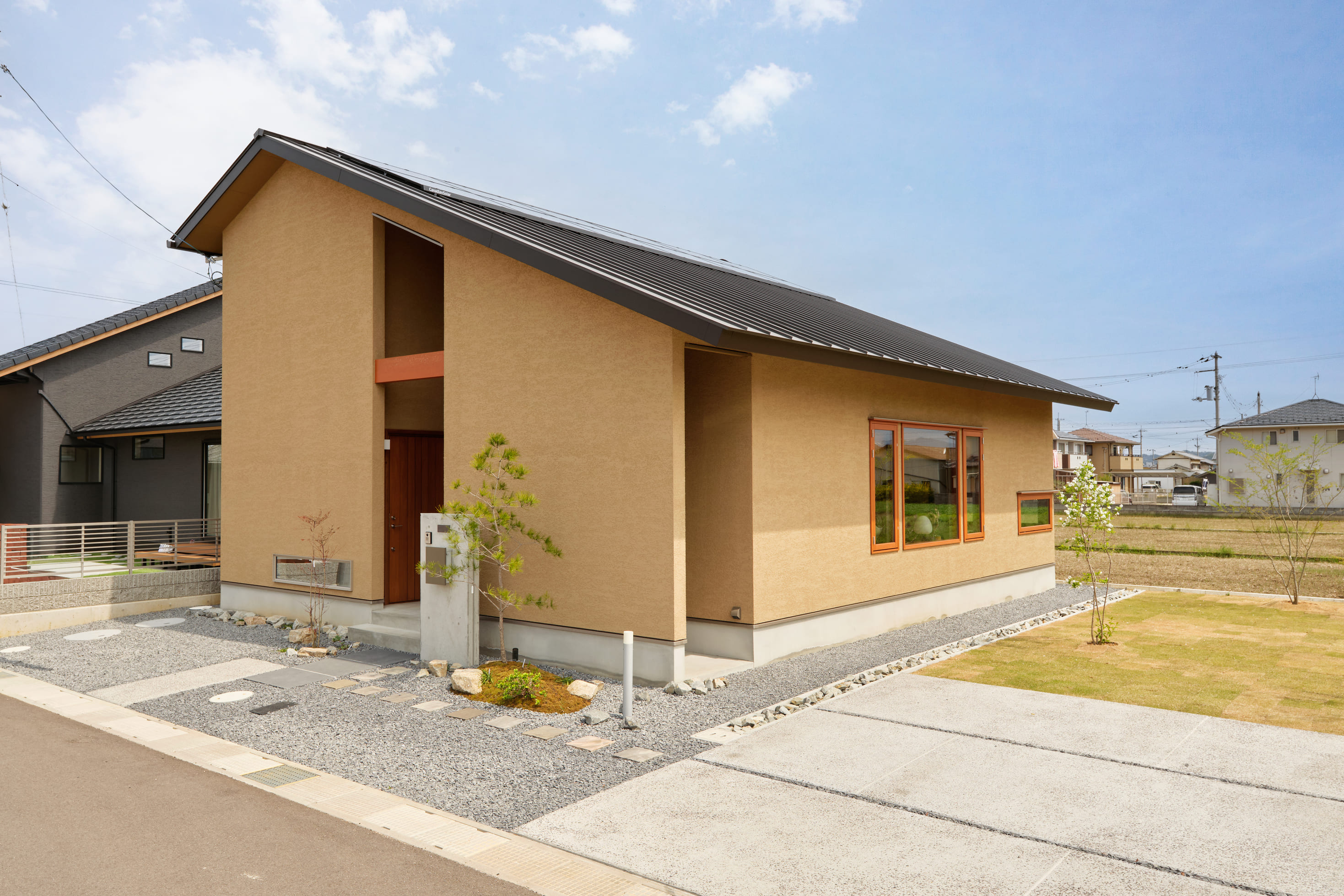 光と素材の美しさを丁寧に愉しむ住まい