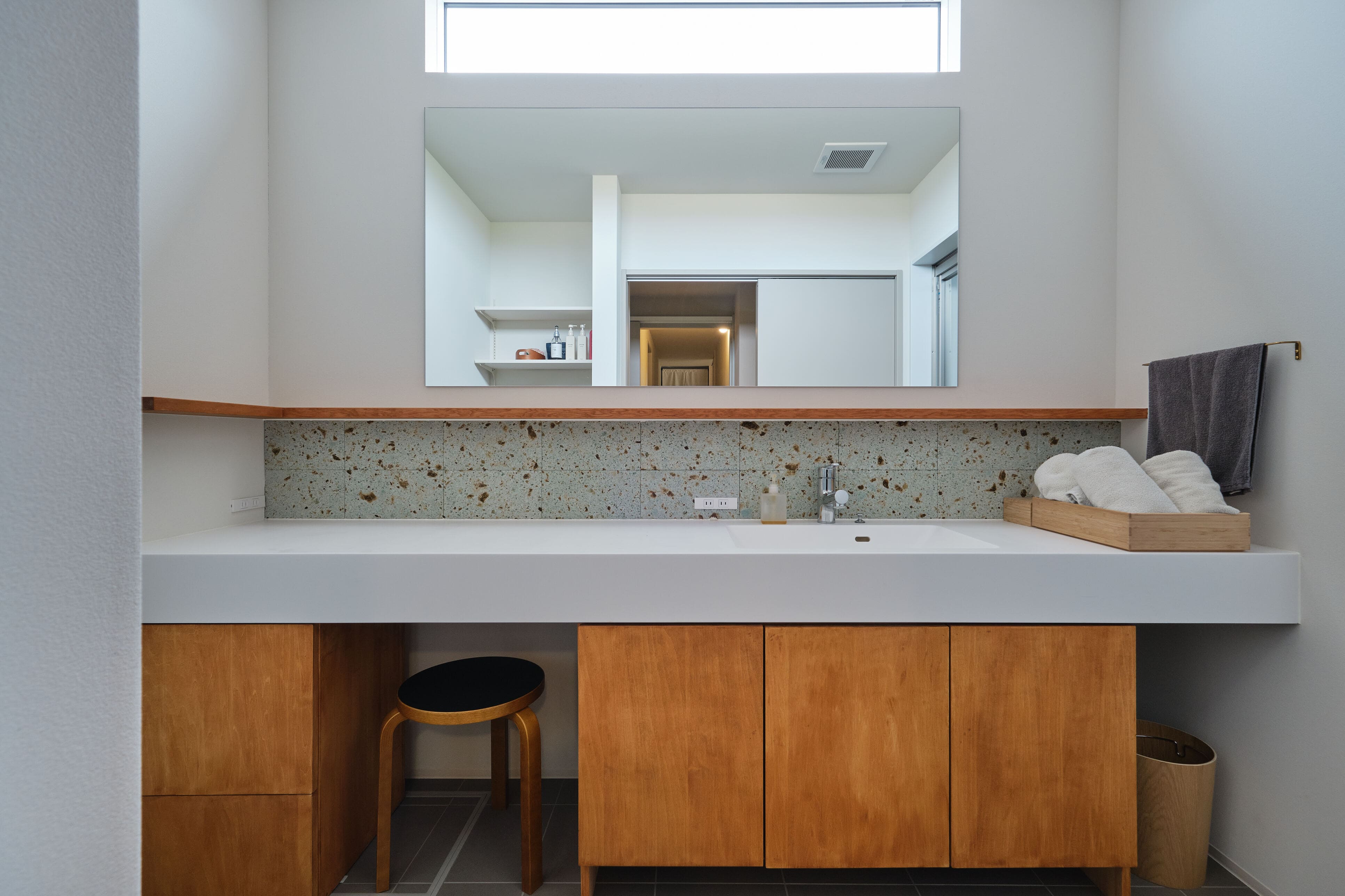 光と素材の美しさを丁寧に愉しむ住まい