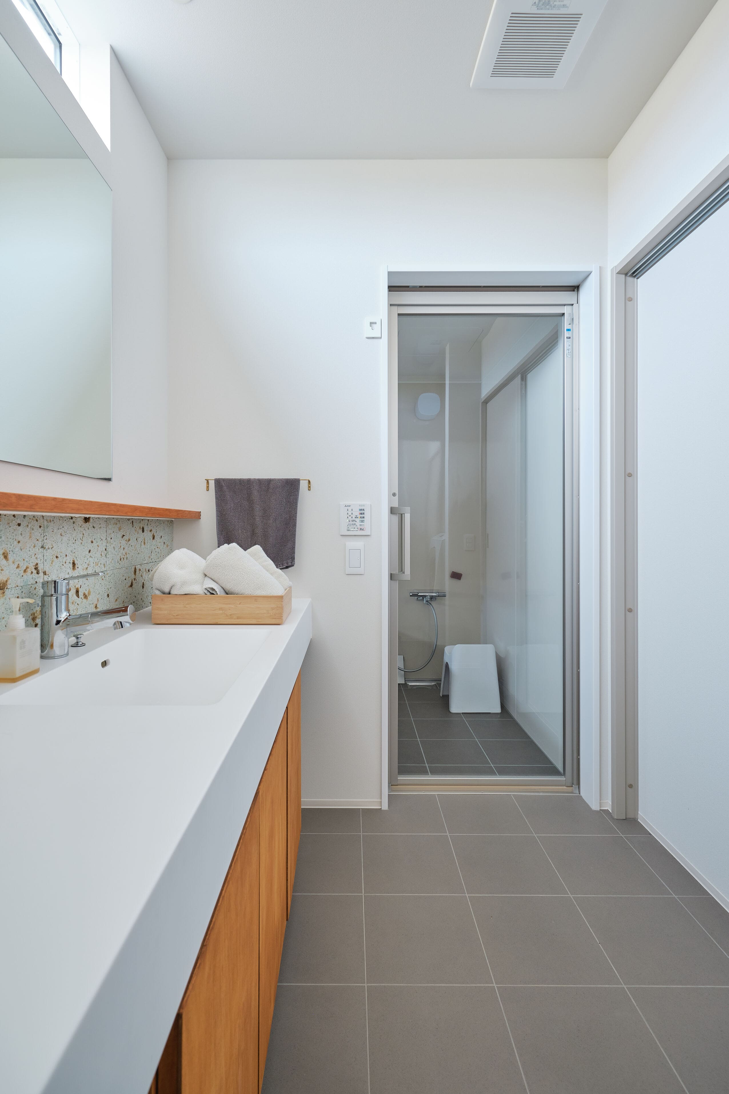 光と素材の美しさを丁寧に愉しむ住まい