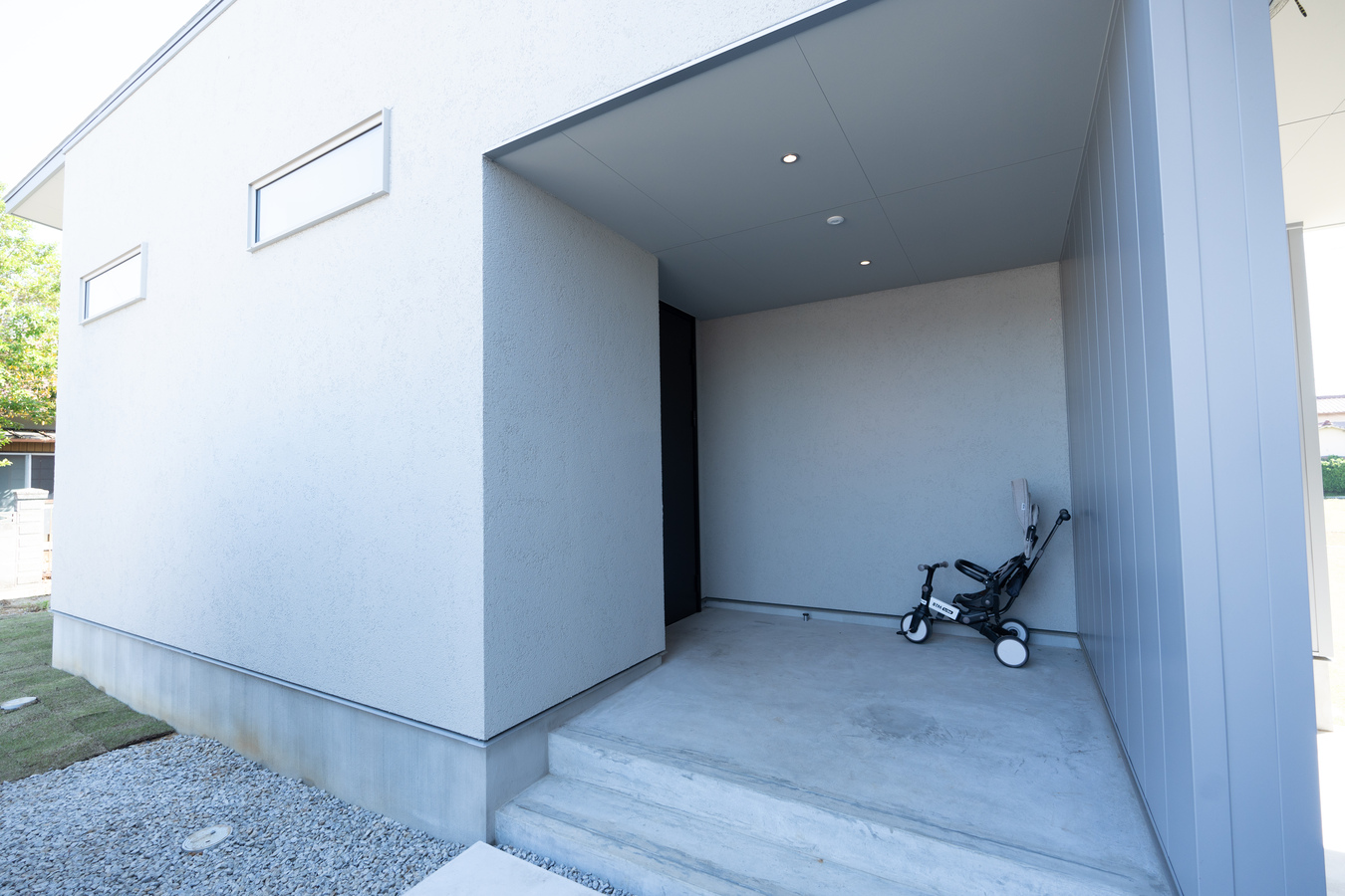 オープンガレージと広い庭、ゆとりを楽しむ平屋の住まい