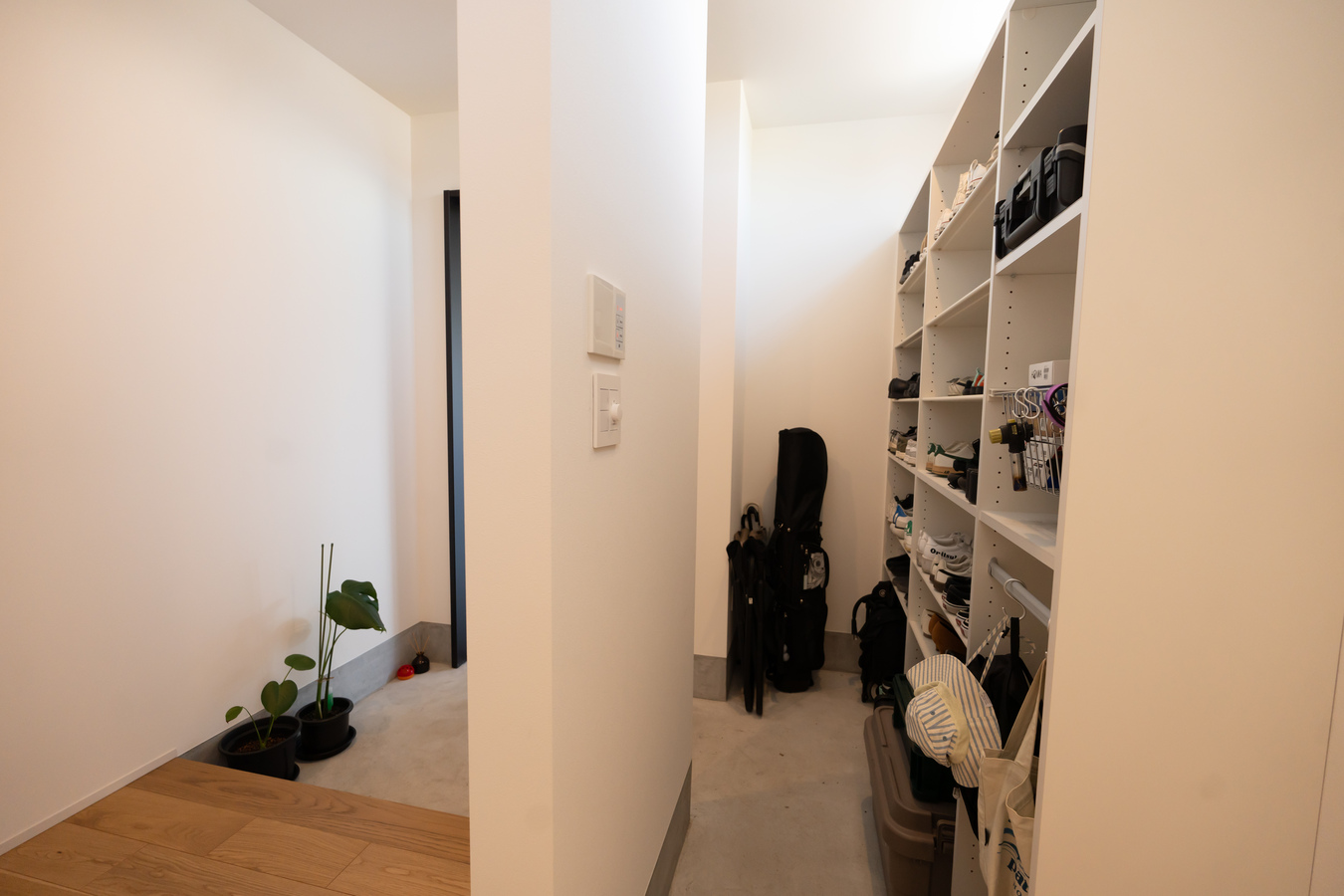 オープンガレージと広い庭、ゆとりを楽しむ平屋の住まい