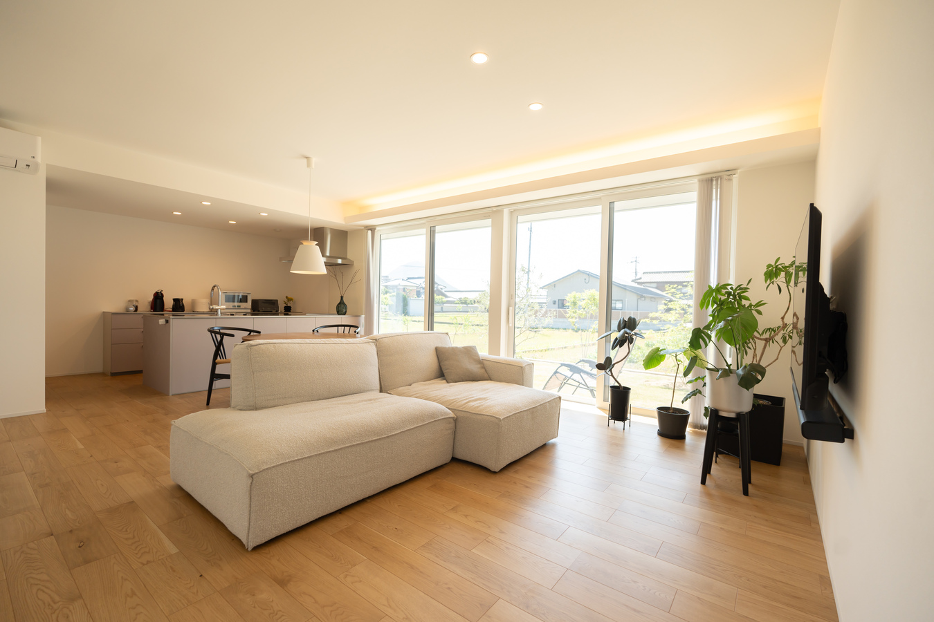 オープンガレージと広い庭、ゆとりを楽しむ平屋の住まい