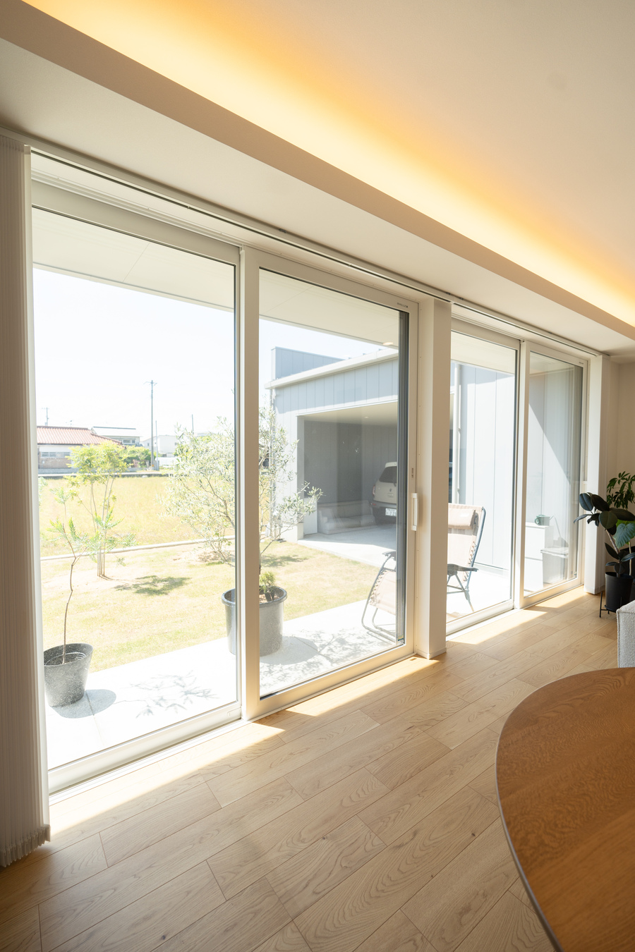 オープンガレージと広い庭、ゆとりを楽しむ平屋の住まい