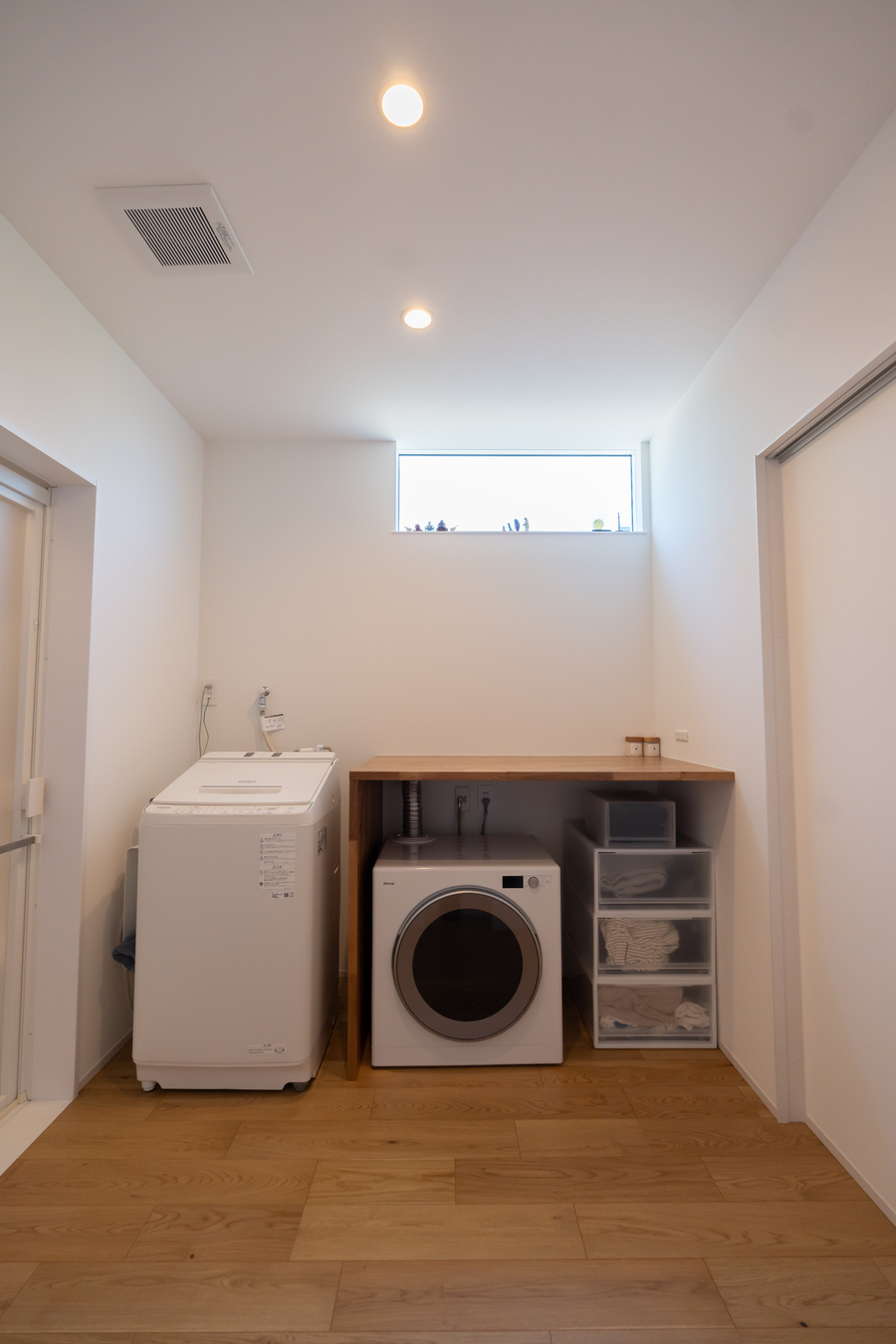 オープンガレージと広い庭、ゆとりを楽しむ平屋の住まい