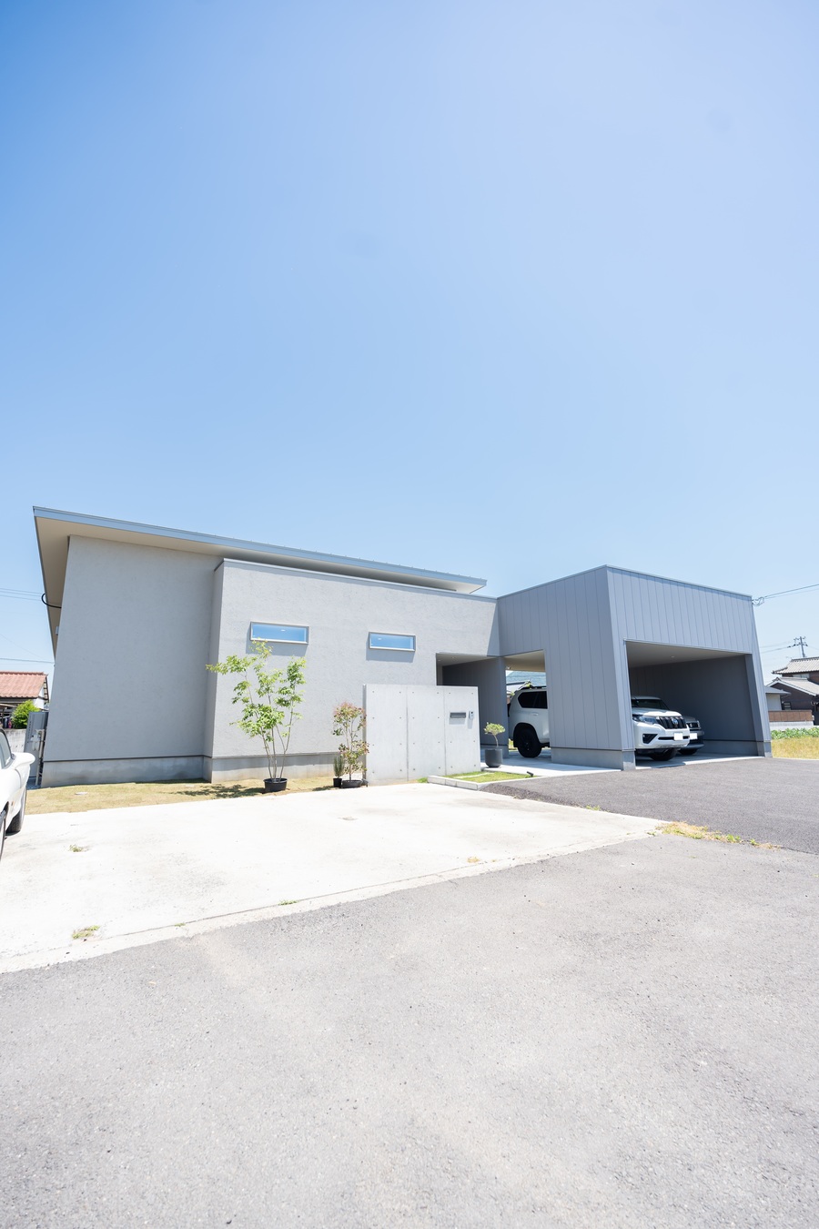 オープンガレージと広い庭、ゆとりを楽しむ平屋の住まい