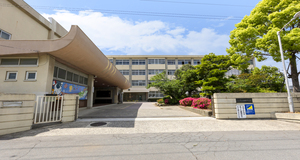 市立桜町中学校<br />
徒歩9分(約670ｍ)