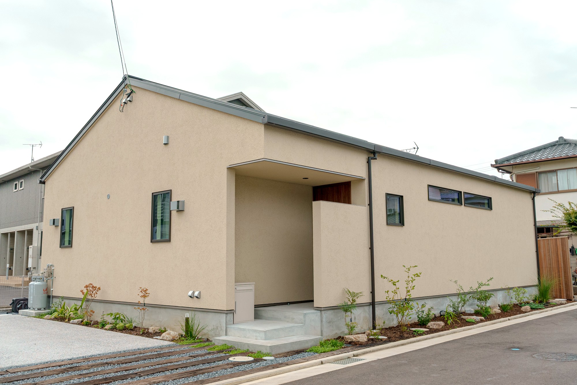 和の趣と家族のつながりを楽しむ、通り土間のある平屋