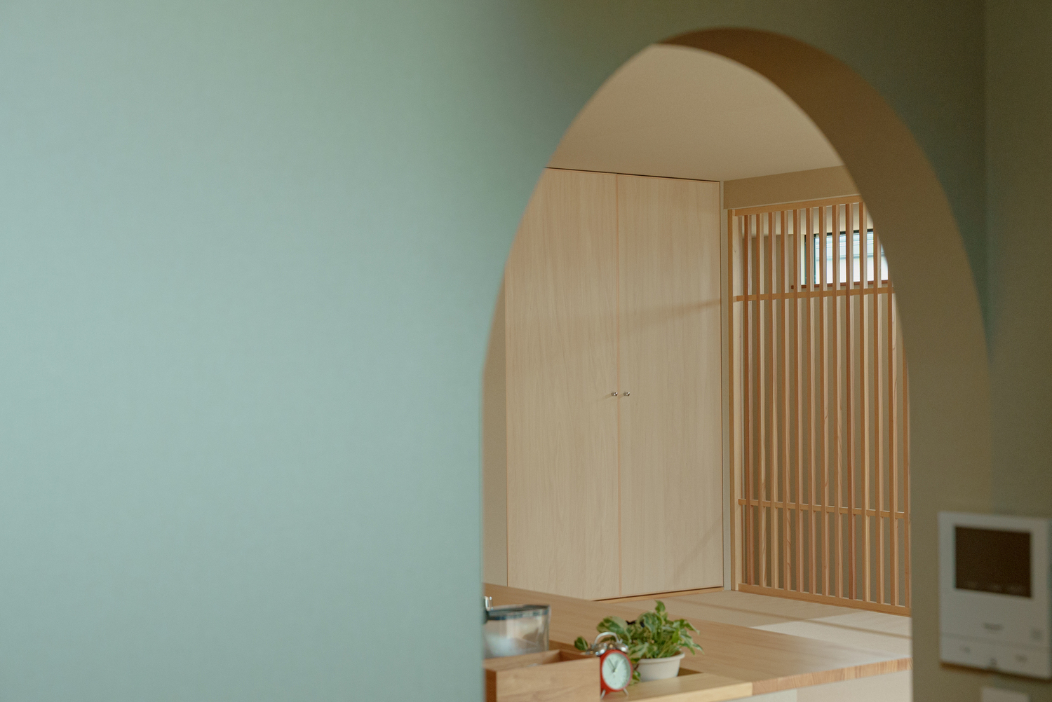 和の趣と家族のつながりを楽しむ、通り土間のある平屋