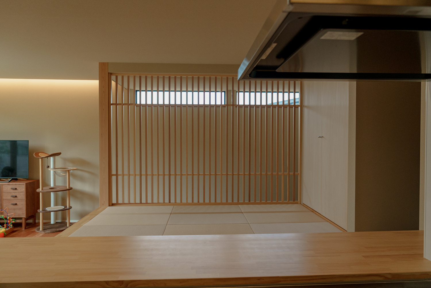 和の趣と家族のつながりを楽しむ、通り土間のある平屋