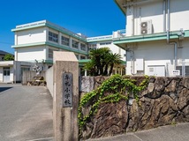 牟礼小学校<br />
徒歩3分(約200ｍ)